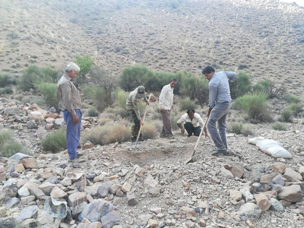 ساخت آبشخور برای حیات وحش با کمک دوستداران طبیعت در مناطق شهرستان زرند کرمان