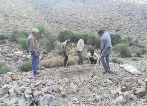 ساخت آبشخور برای حیات وحش با کمک دوستداران طبیعت در مناطق شهرستان زرند کرمان